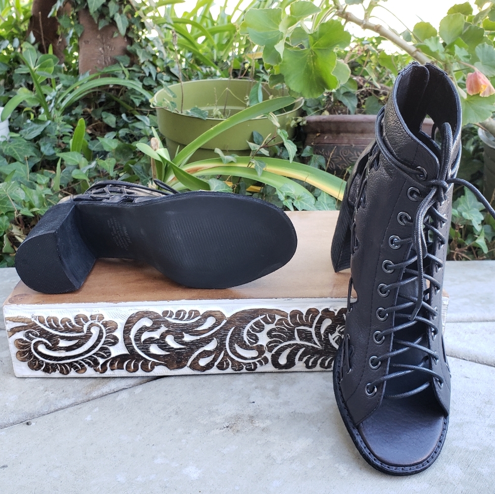 Edgy Cool Steve Madden Black Leather Caged Sandals - Picture 6 of 7